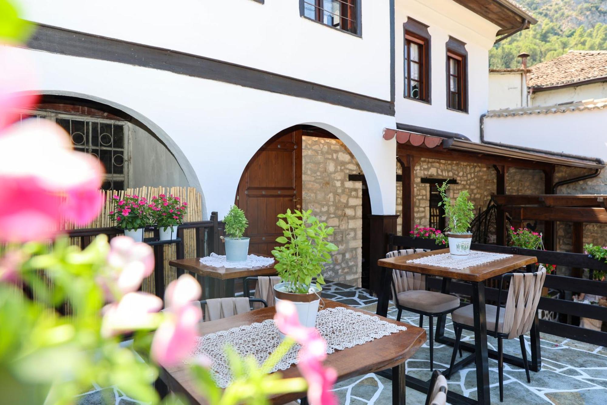 Ador Boutique Hotel Berat Extérieur photo